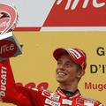 Casey Stoner se je najbolje znašel v težkih pogojih in z zmago prevzel vodstvo v