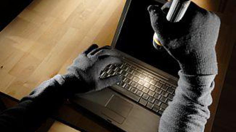 Na računalniku so bili shranjeni tudi bančni podatki.