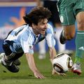 Žoge Jabulani se ne more navaditi niti virtuoz Lionel Messi. (Foto: Reuters)