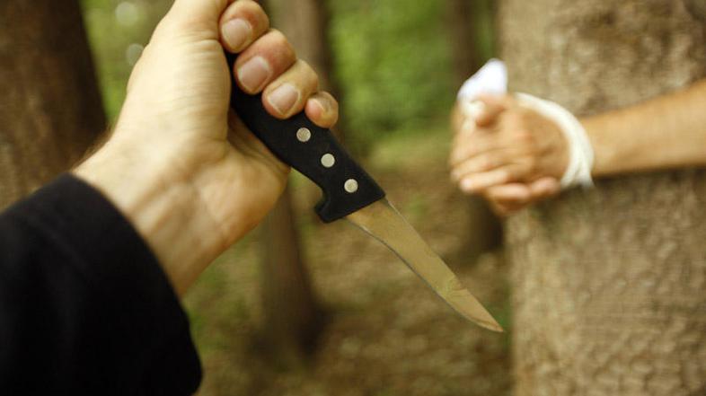 Dejan Pratneker je lani poleti otroke in mladoletnike z resno grožnjo prisilil, 