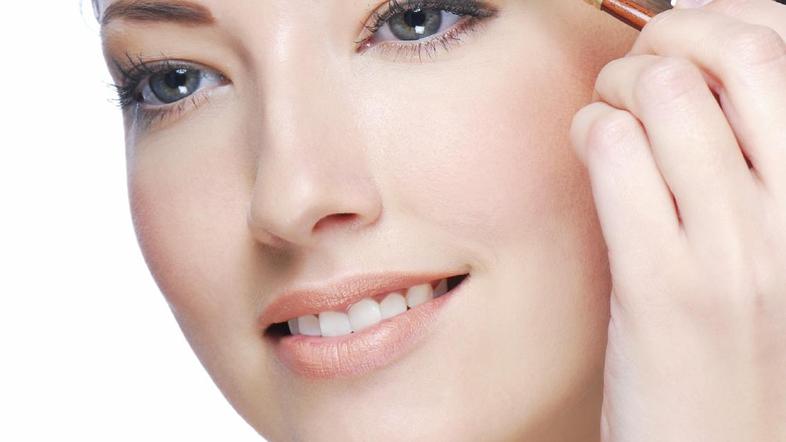 Linijo obrvi lahko poudarite tudi s senčilom za obrvi.