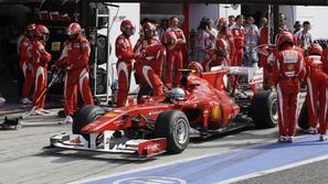 Mehaniki so pnevmatike zamenjali hitreje, kot je dal Alonso v prvo. (Foto: EPA)