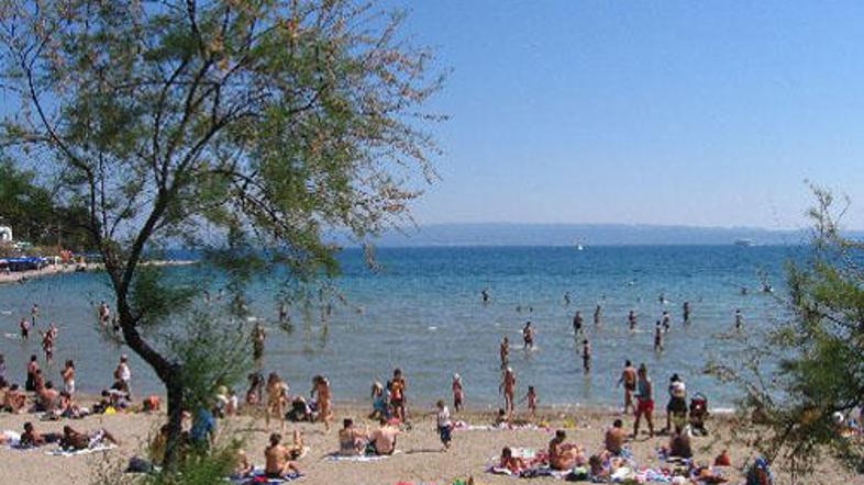 Kopalci so pozno popoldne opazili moškega, ki se je utapljal.