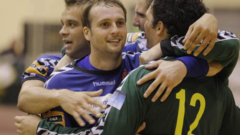 Boštjan Hribar (v objemu soigralcev) je s Koprčani kljub porazu z Rusi odlično z