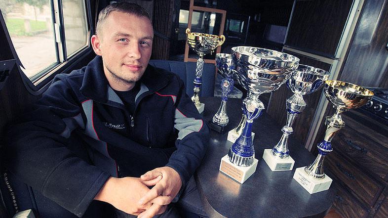 David Lesjak nas je popeljal na adrenalinsko in blatno off road vožnjo. FOTO: Bo