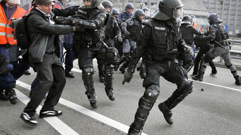 Ob hudih izgredih je bila policija prisiljena uporabiti strelno orožje.