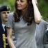 Kate Middleton prisega na mini torbice.