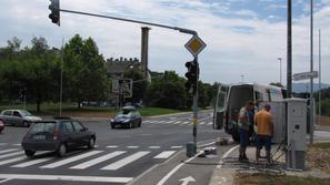 Te dni delavci urejajo še zadnje podrobnosti v delovanju novih semaforjev. (Foto