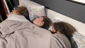 Heroji furajo v pižamah