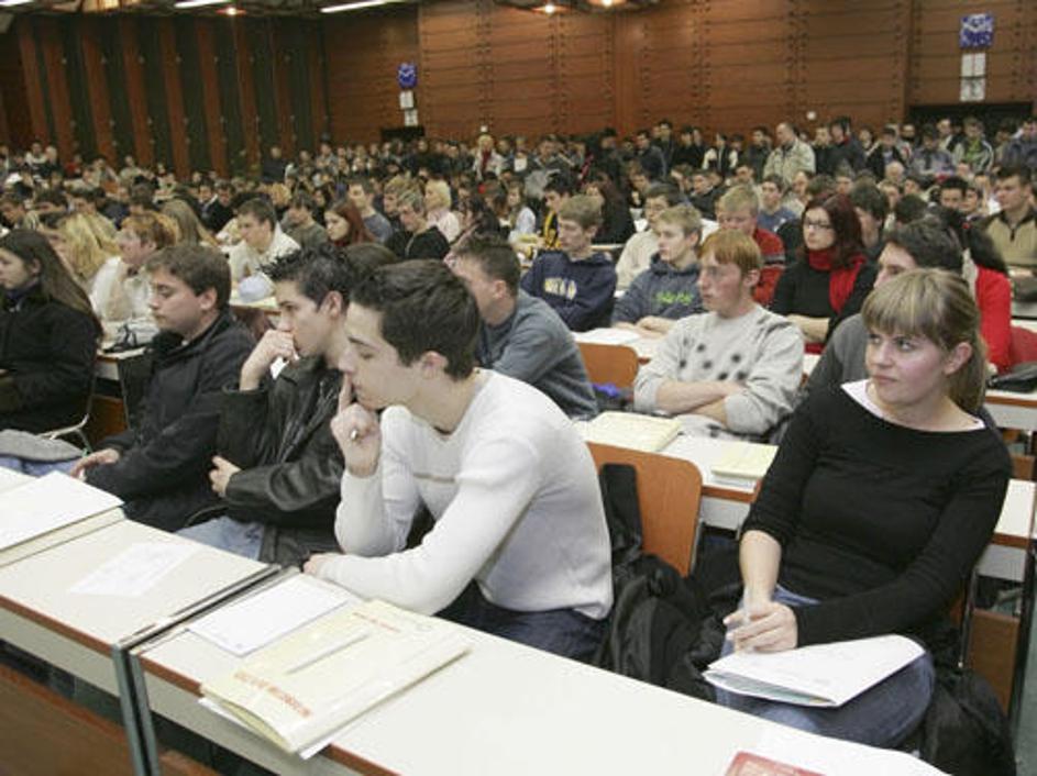 V Mestni občini Ljubljana svetujejo, da avtomobile v petek pustite na obrobju Lj