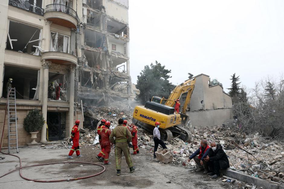 iranski reševalci med ruševinami v Teheranu | Avtor: Epa