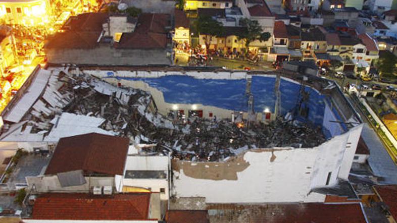 Zaradi zrušitve cerkvene strehe je umrlo najmanj sedem ljudi.