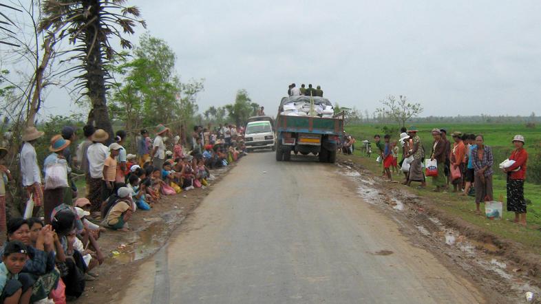 Preživeli v Mjanmaru čakajo na pomoč.