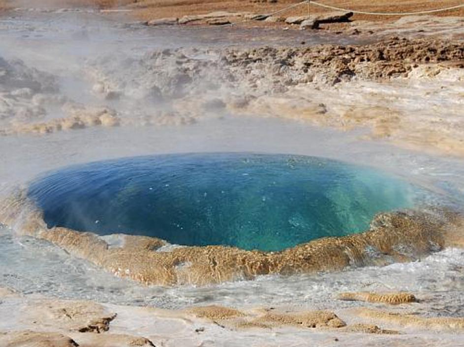 Strokkur vodo bruhne vsakih pet do deset minut.