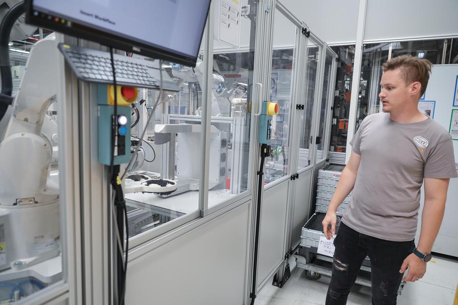 Peugeot logotip Hella | Avtor: Saša Despot