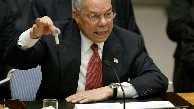 Ameriški zunanji minister Colin Powell je leta 2003 v varnostnem svetu ZN na pod