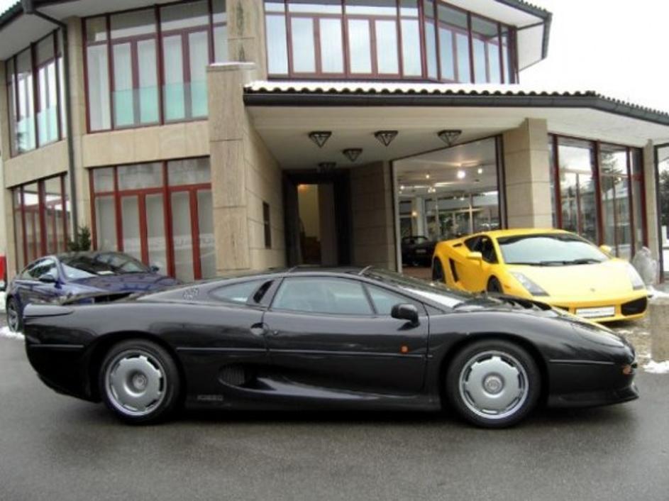 Jaguar XJ220, ki ga je Flavio Briatore prodal za 200.000 evrov.