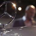 Znamka proizvajalca najbolj znanih svetovnih avtomobilom Mercedes Daimler je vre
