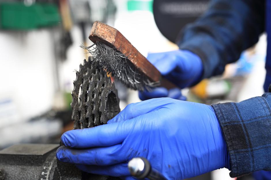 Servis kolo menjalnik čiščenje | Avtor: Profimedia