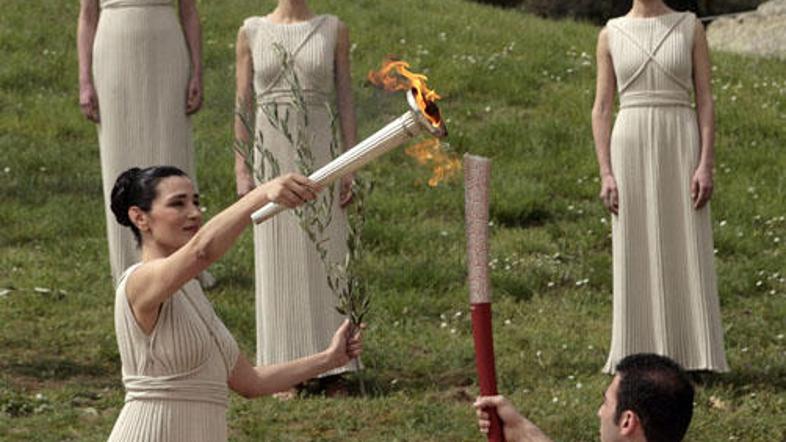 Olimpijski ogenj je že na poti v Peking.