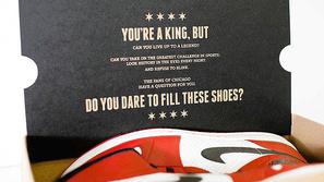 Darilo navijačev Bullsov LeBronu: Jordanove superge. Pravijo, da je res kralj, a