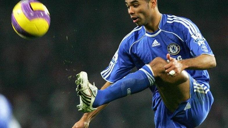 Ashley Cole ne brca rad le žoge, temveč rad skače tudi čez plot.