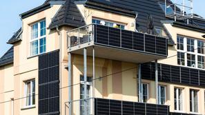 balkonska sončna elektrarna montaža