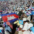Več kot 40 tisoč ljudi se je zbralo na olimpijskem stadionu v Phnom Penhu, da bi