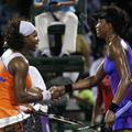 Serena Williams (levo) je bila boljša od sestre Venus (desno).
