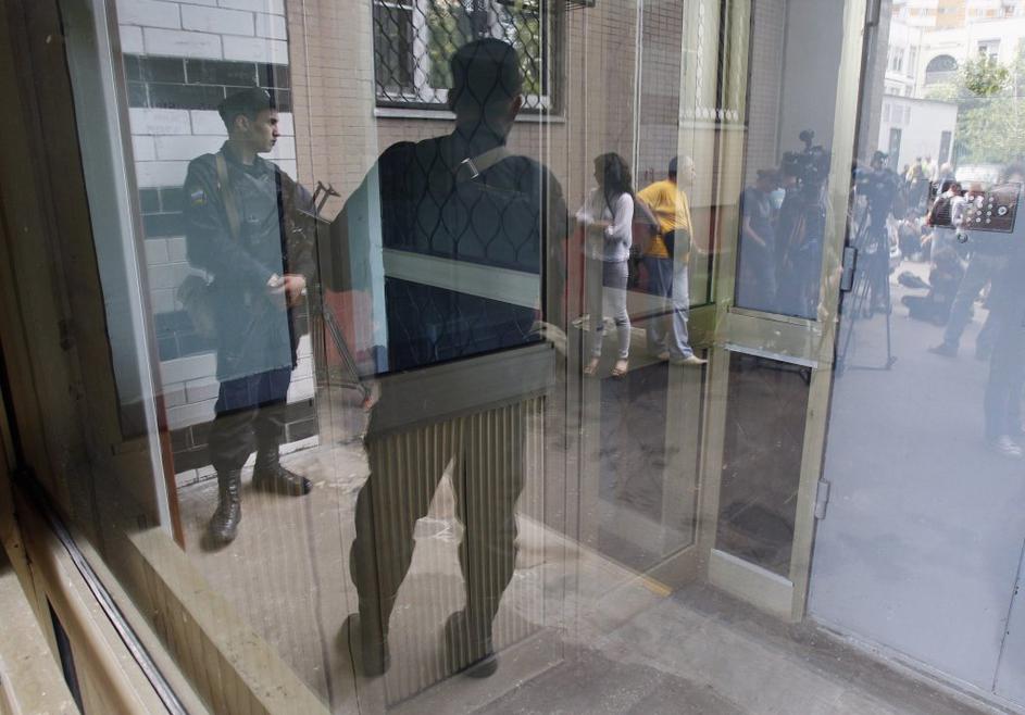 Ruske varnostne sile pred stanovanjem blogerja Alekseja Navalnija