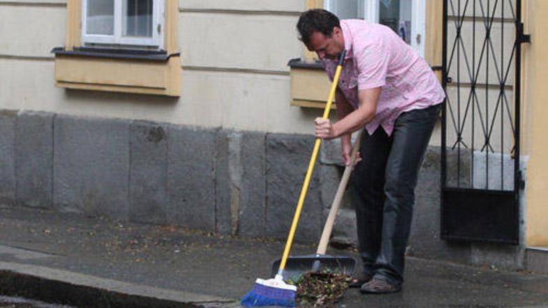 Padavinska voda je marsikje zalila kleti, pri tem pa so veliko dela imeli gasilc