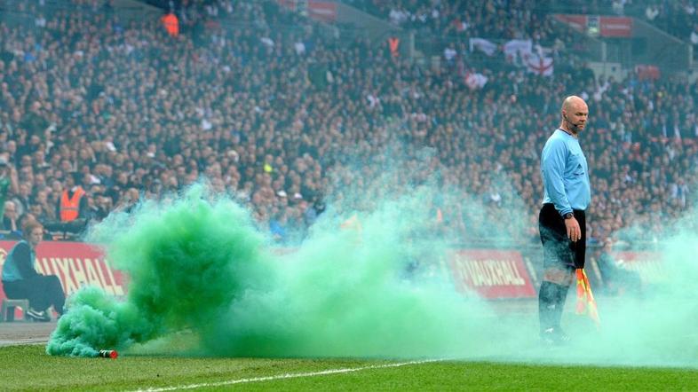 navijači bakla Anglija Irska prijateljska tekma Wembley London