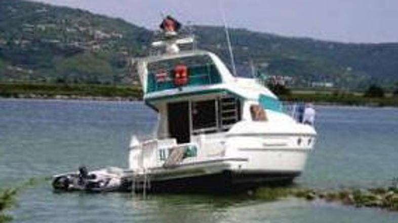 Čoln je nasedel v večernih urah, ranjeni pa so bili trije ljudje.