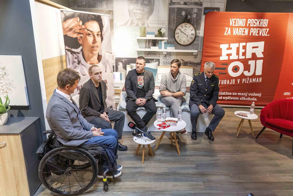 Heroji furajo v pižamah | Avtor: Andrej Križ