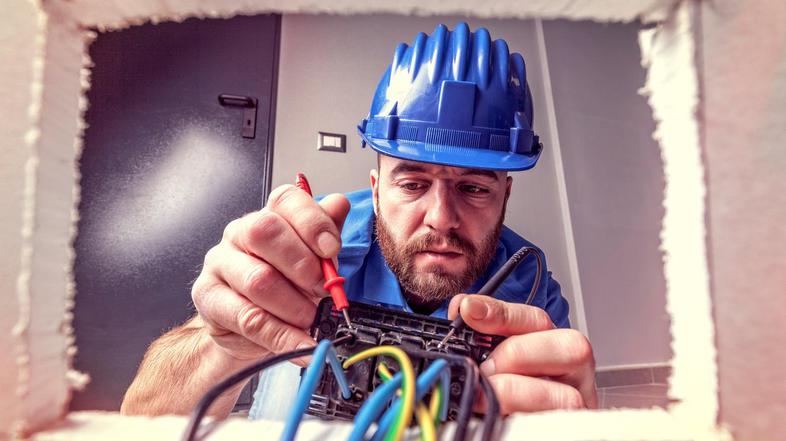 Električar, prenova, elektrika, renovacija, delavec