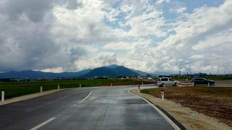 Obnovljena cesta in priključek proti Hrastju, Kranj