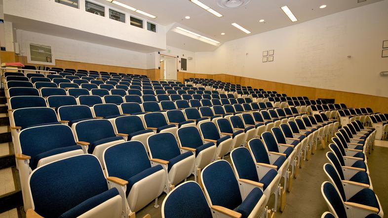 Prazni stoli na fakulteti