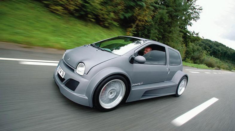 Moč se preko petstopenjskega ročnega menjalnika prenaša na zadnji kolesi.