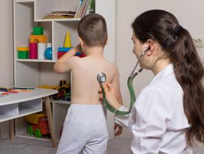 Pri pediatru, fotografija je simbolična