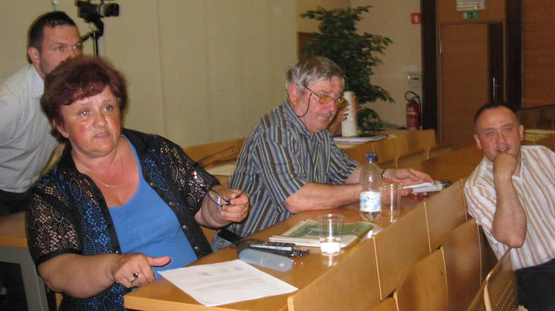 Sosedje nuklearke so peturno sejo spremljali polni pričakovanj, domov pa odšli r