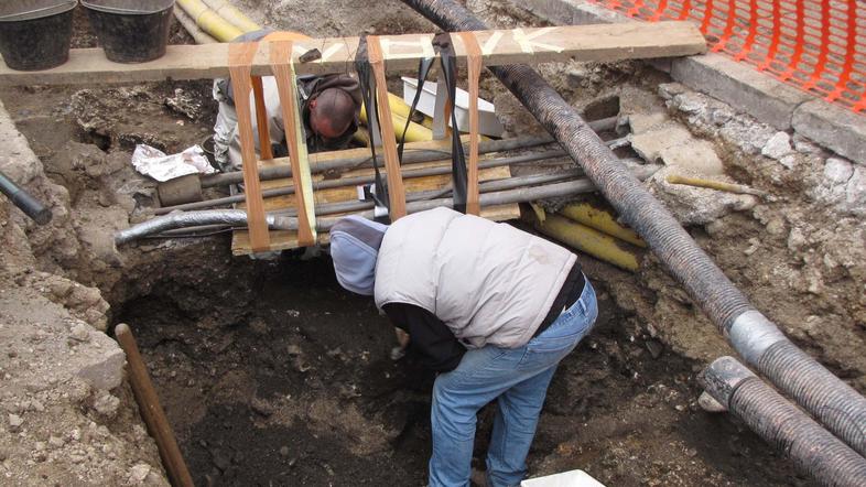 Pred vhodom v študijsko knjižnico v Kranju so arheologi našli eno od štirih polz