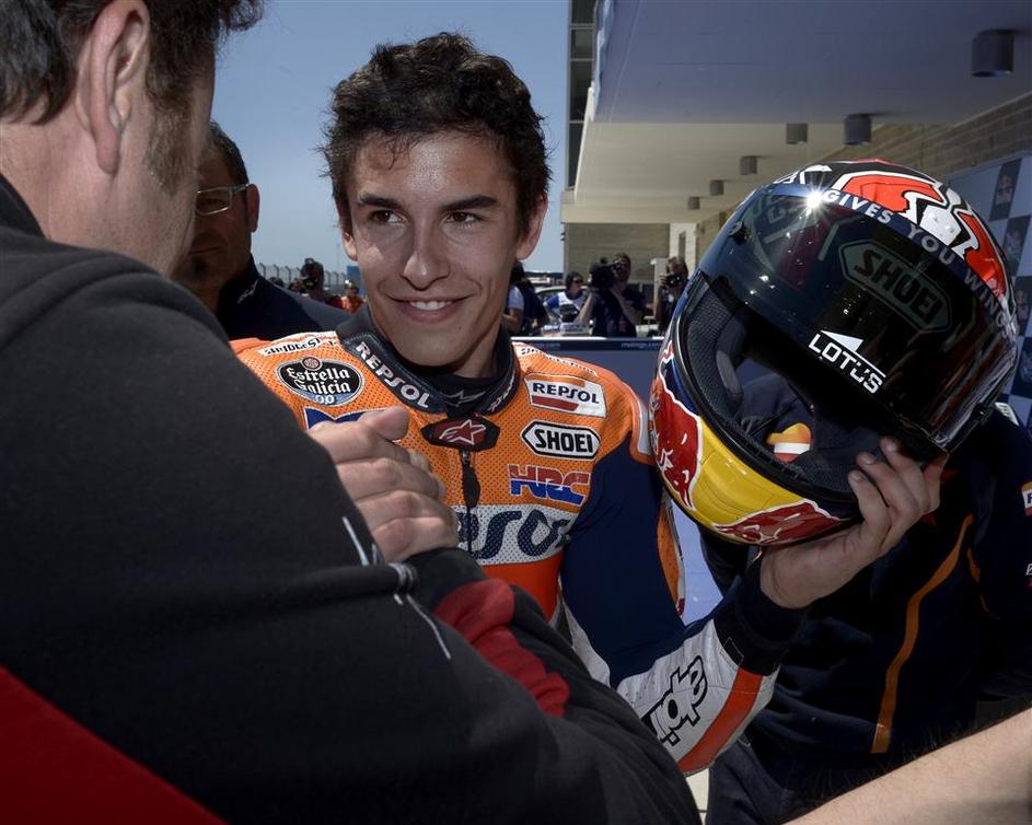 Marquez motoGP Austin Teksas VN ZDA čelada čestitke rokovanje roka