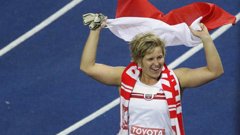 Anita Wlodarczyk je bila med slavjem nepazljiva, kar je plačala z zvitim gležnje