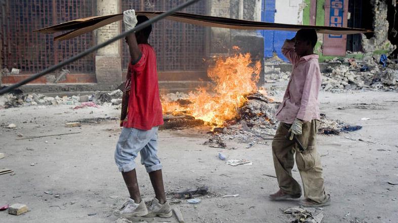 Trupla še vedno ležijo na ulicah, ponekod jih zažigajo. (Foto: Reuters)