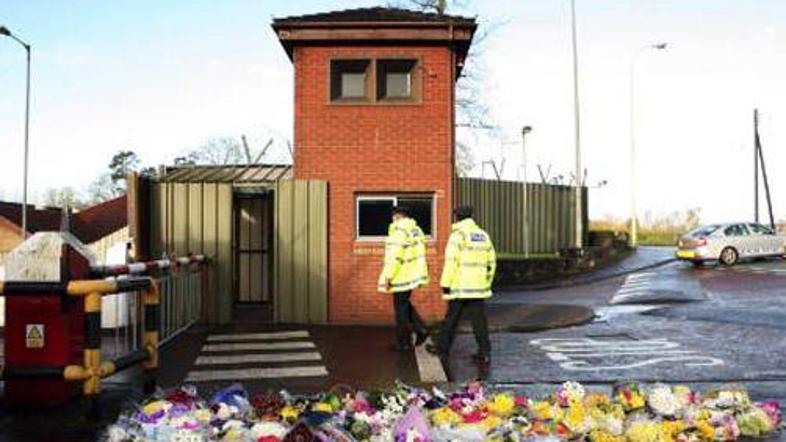 Prebivalci Severne Irske še vedno žalujejo za dvema vojakoma, ki sta bila ubita 