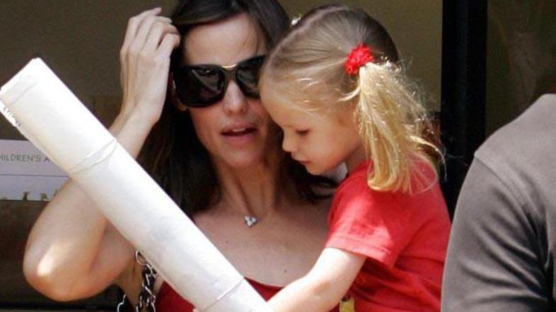 Jennifer je rodila še eno deklico.