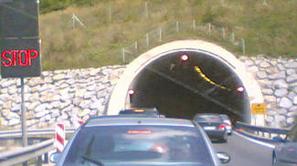 Predor Podmilj pod Trojanami v smeri proti Štajerski je zaradi del na avtocesti 