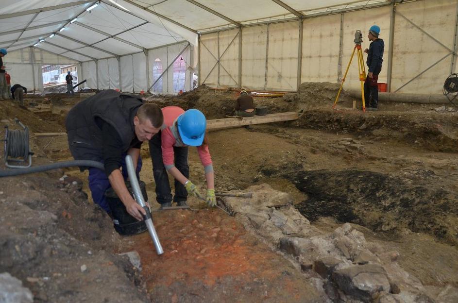 artefakti, slovenska cesta, arheologi, odkritje, predmeti