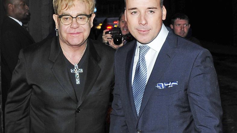 Elton in David nočeta, da bi Zachary zrasel v razvajenca. (Foto: Flynet)