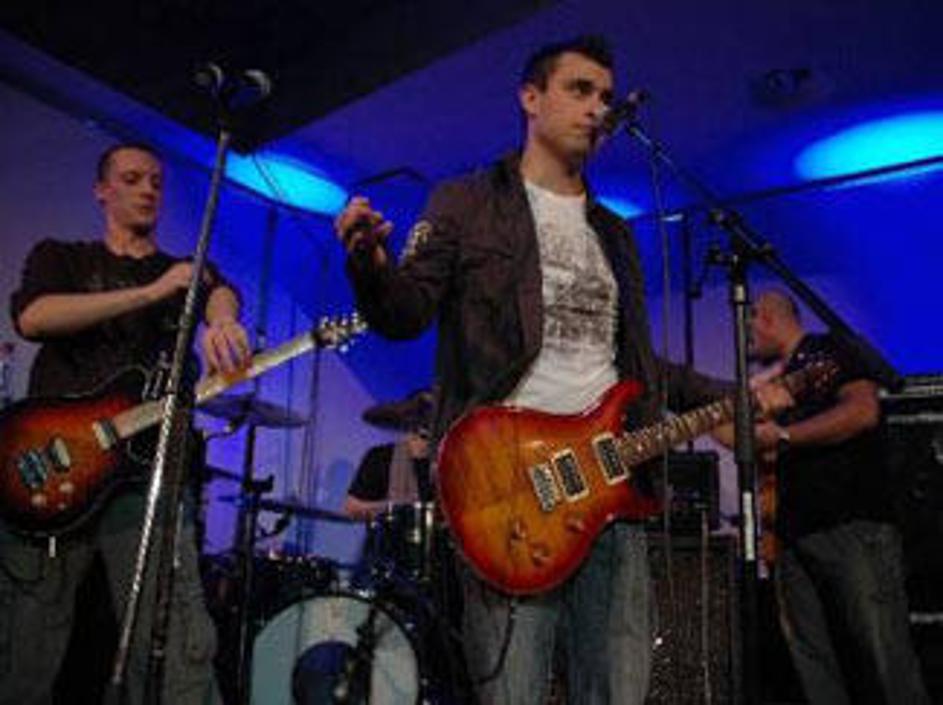 Avla Modre hiše še ni doživela tako glasnega večera.